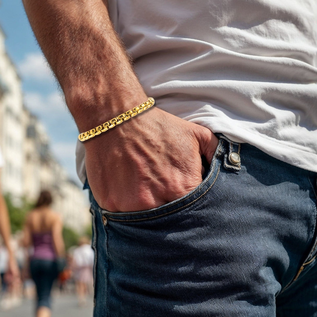 Bracelet homme chaine à petits maillons Belcher doree jeans t-shirt blanc 