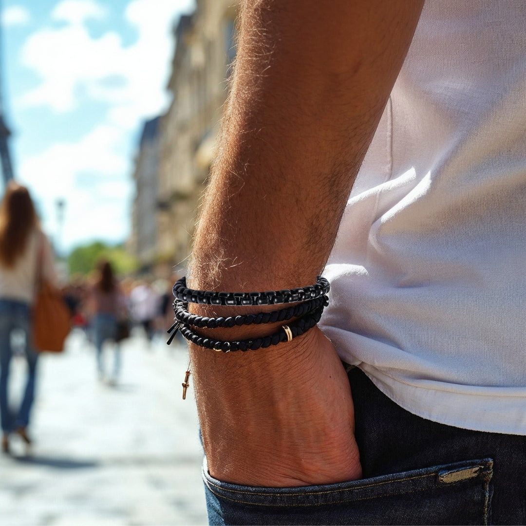 Bracelet homme chaine à petits maillons Belcher noir jeans t-shirt blanc 