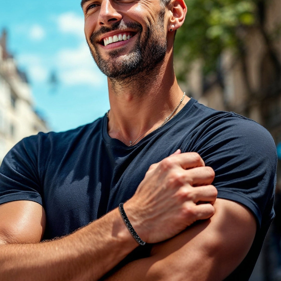 Bracelet homme chaine à petits maillons Belcher noir t-shirt bleu fonce muscles sourire