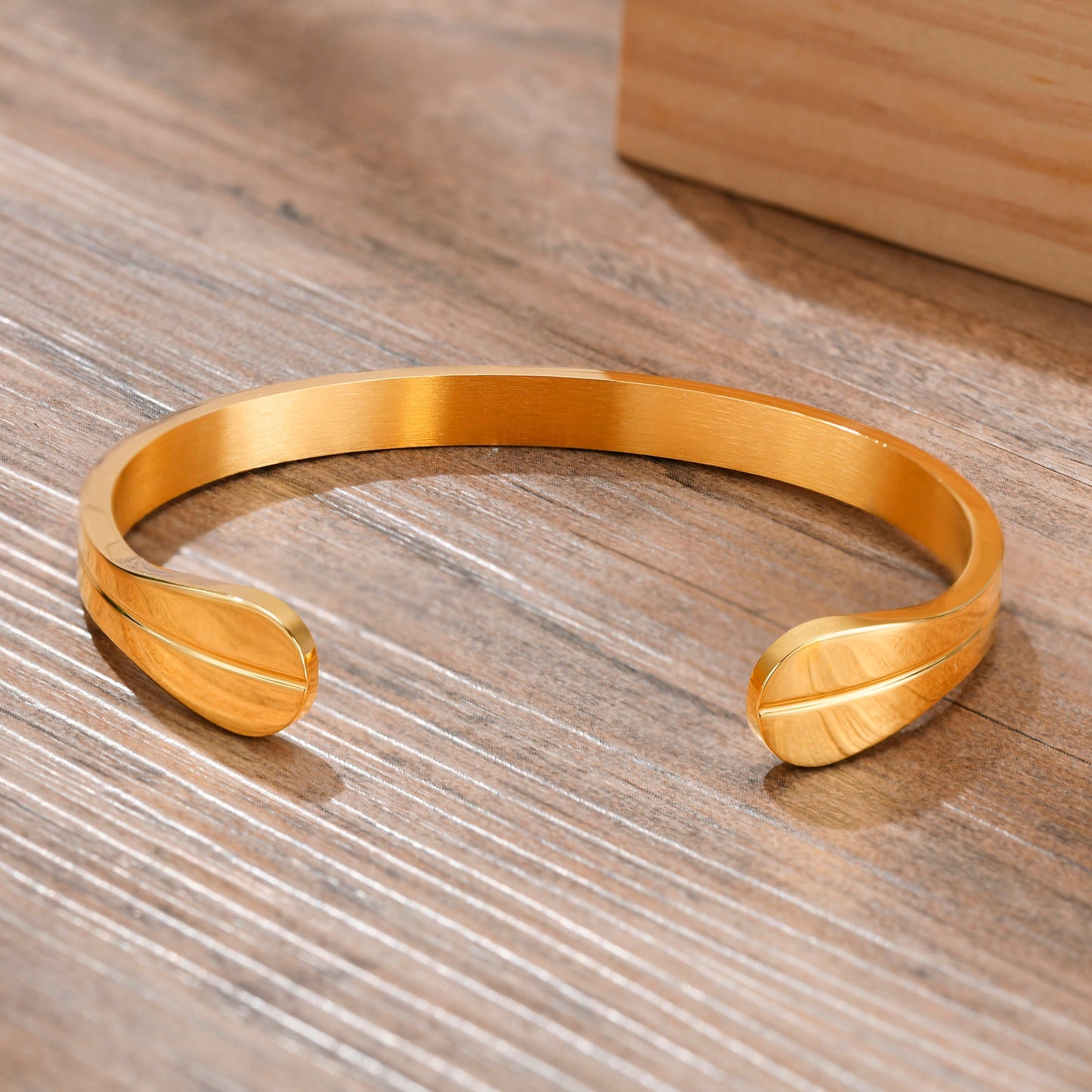 Bracelet homme le LUXURE™ dore table bois couche