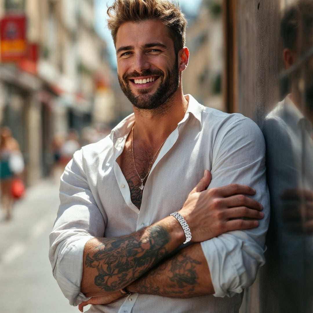 Bracelet homme luxe SEVOZIRK argent chemise blanche rue