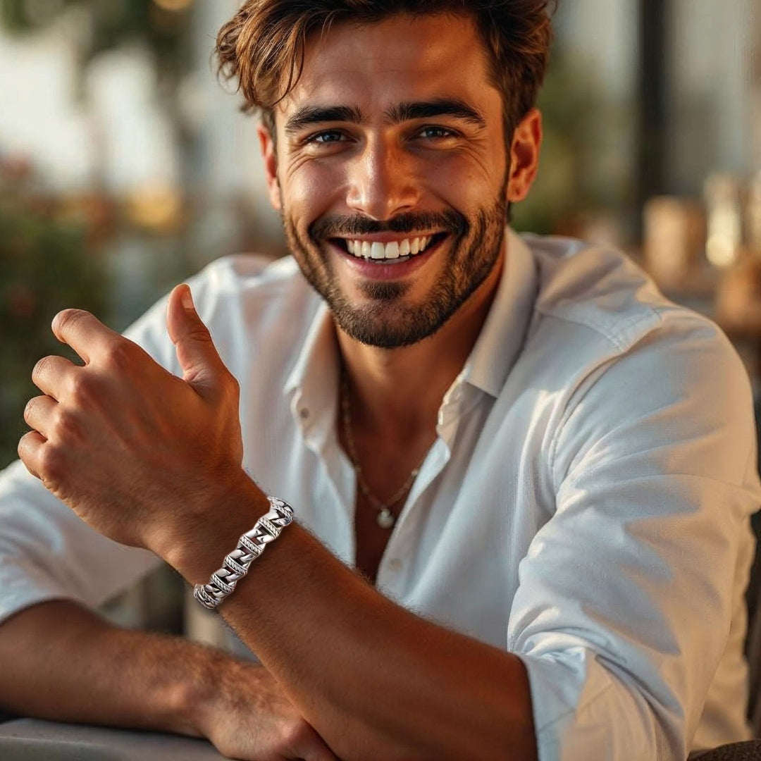Bracelet homme luxe TRIBALLOUR chemise blanche homme heureux