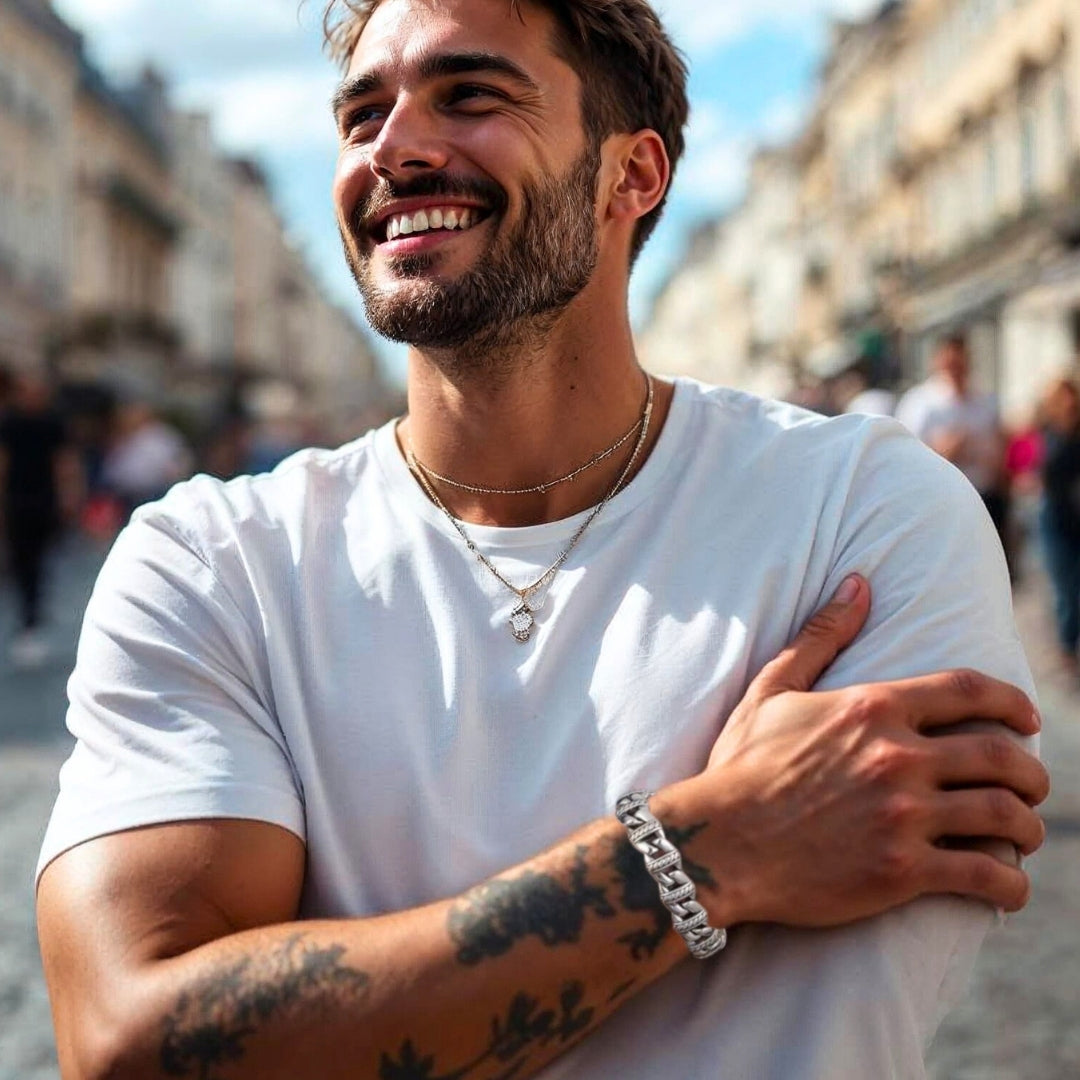 Bracelet homme luxe TRIBALLOUR t shirt blanc collier rue