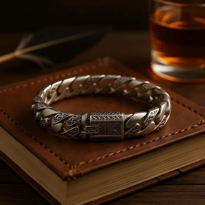 Bracelet homme luxe fleurs de lys table bois livre whisky presentations 