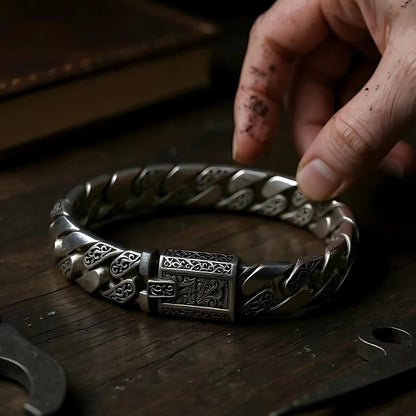 Bracelet homme luxe fleurs de lys table vieux bois presentations 