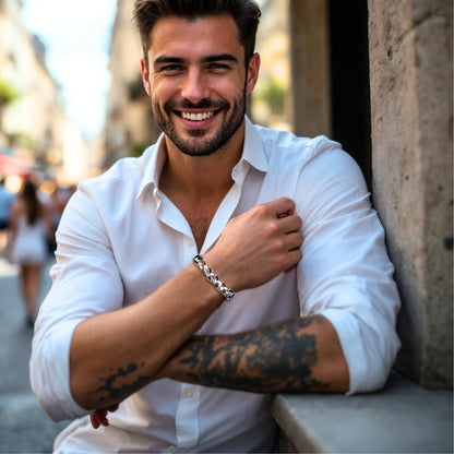 Bracelet homme luxe poignet chemise blanche sourire tatouage rue