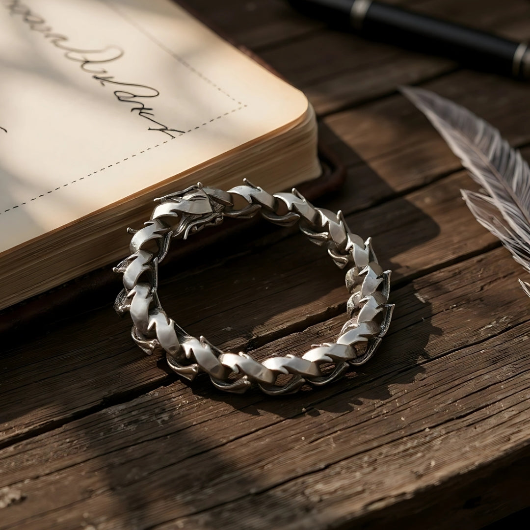 Bracelet homme luxe presentation table antique 