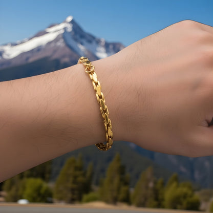 Bracelet_homme_maillons_carres_et_ovales_dore bras montagnes 