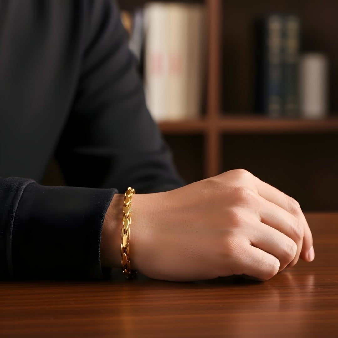 Bracelet_homme_maillons_carres_et_ovales_dore poignet bureau 