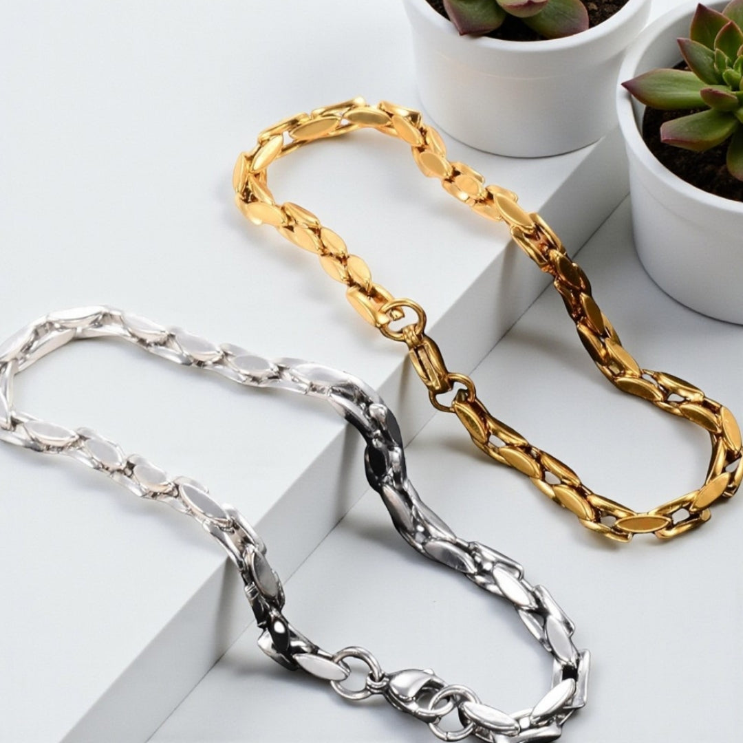 Bracelet homme, maillons carrés et ovales presentation argent et doré table marbre 