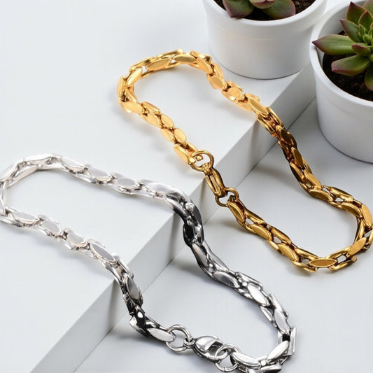 Bracelet homme, maillons carrés et ovales presentation argent et doré table marbre 