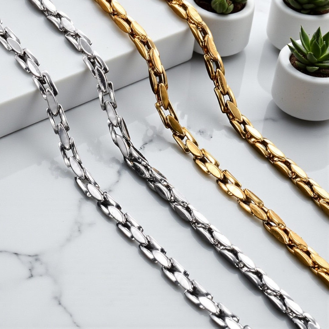 Bracelet_homme_maillons_carres_et_ovales_presentation_argent_et_dore table_marbre long