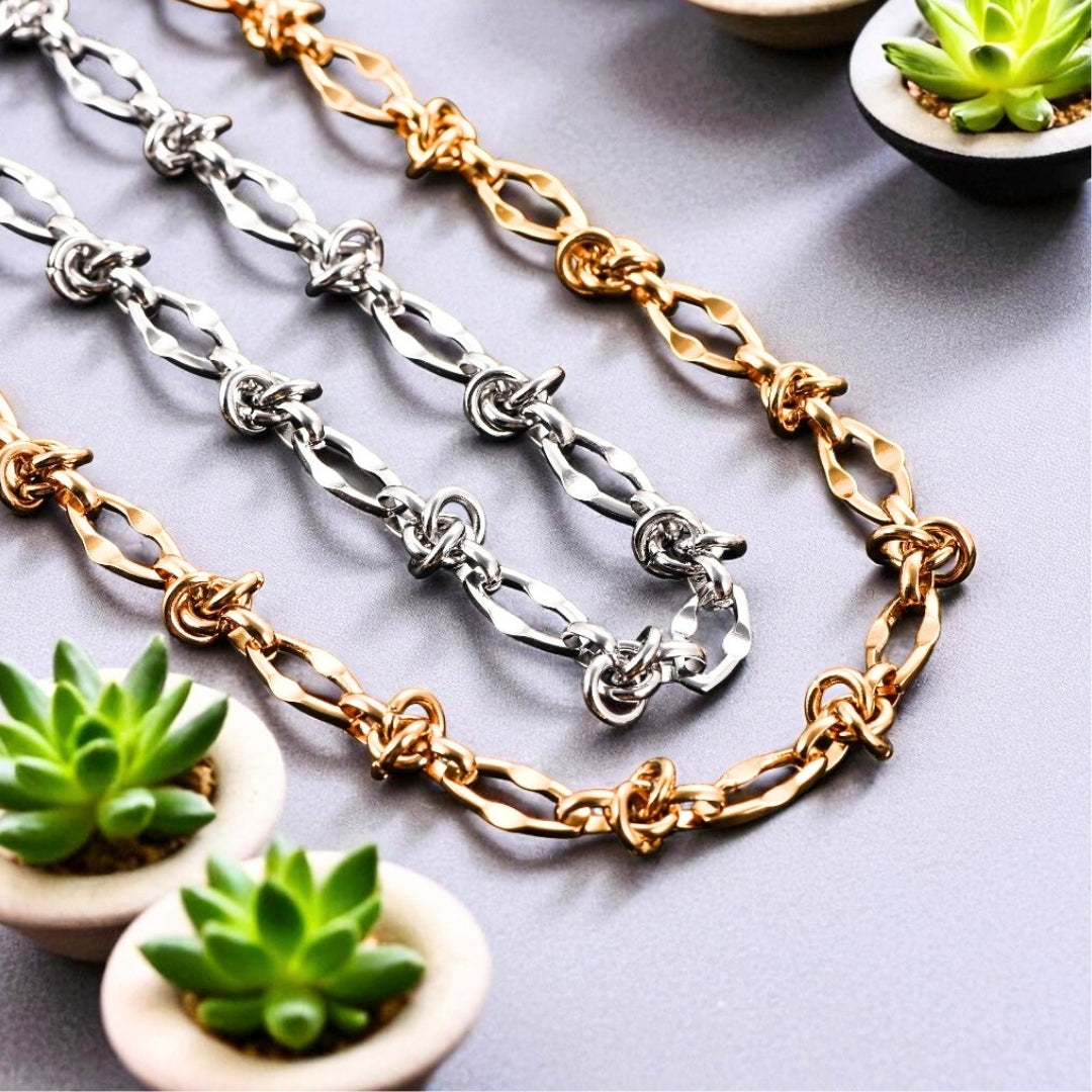 Bracelet homme maillons look barbelés presentation doré argent plantes table