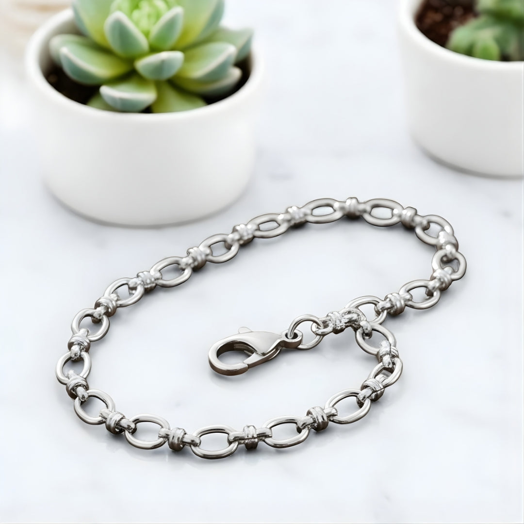 Bracelet homme maillons ovales argent presentation marbre details