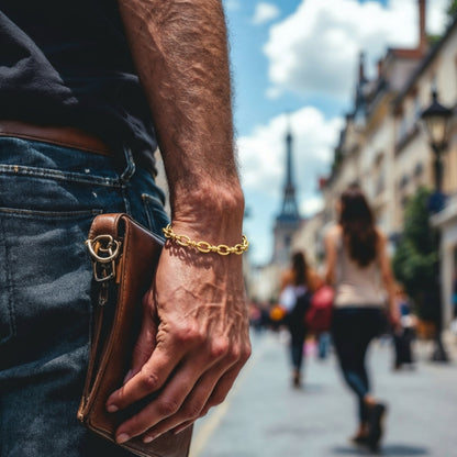 Bracelet homme maillons ovales dore poignet t shir tnoir jeans
