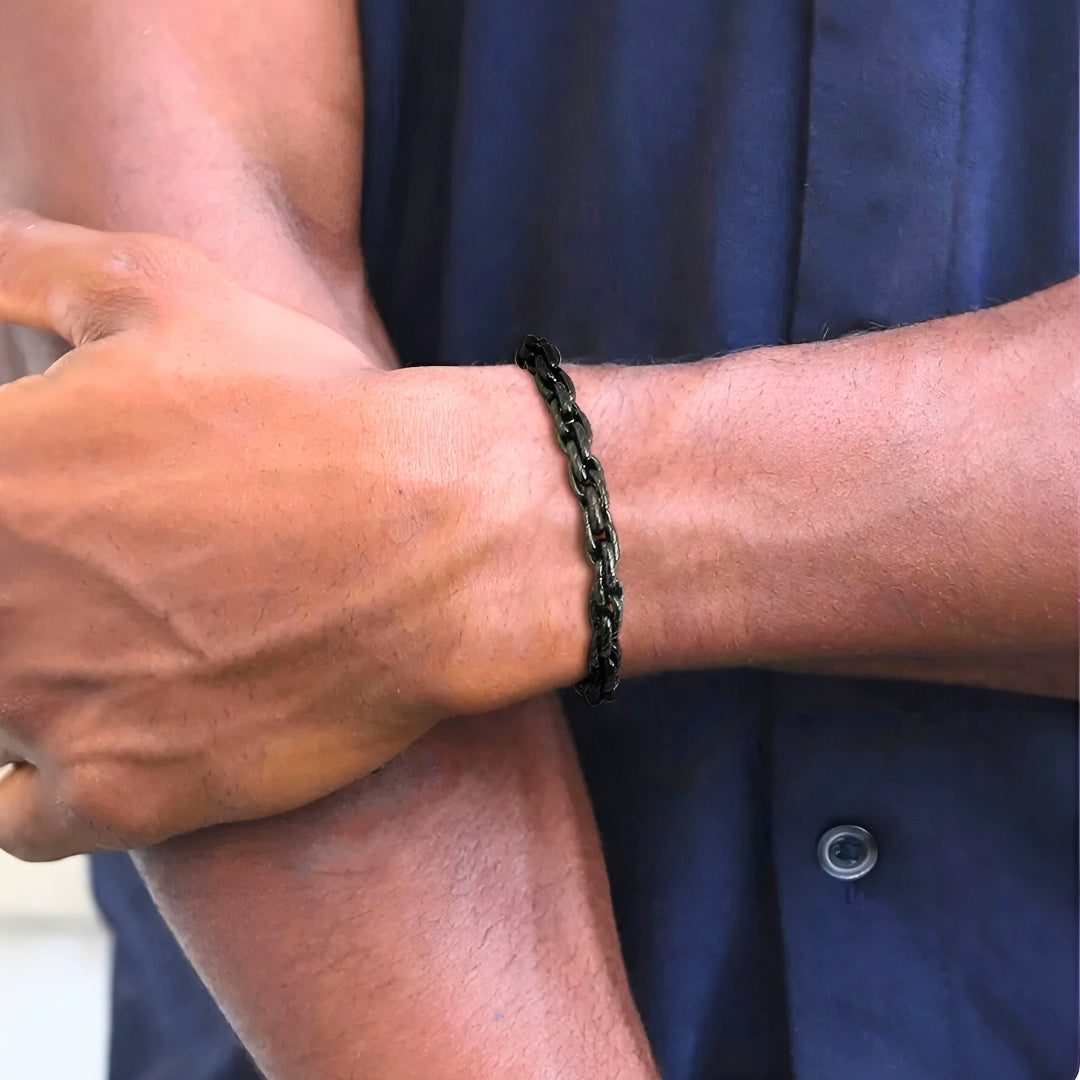 Bracelet homme motifs serpent noir poignet homme chemise bleue