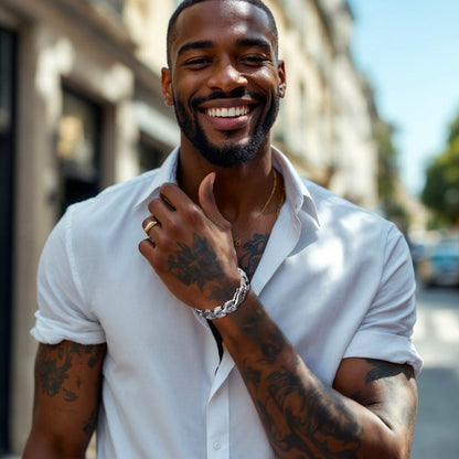 Bracelet homme tendance TRITY chemise blanche homme noir tatouages