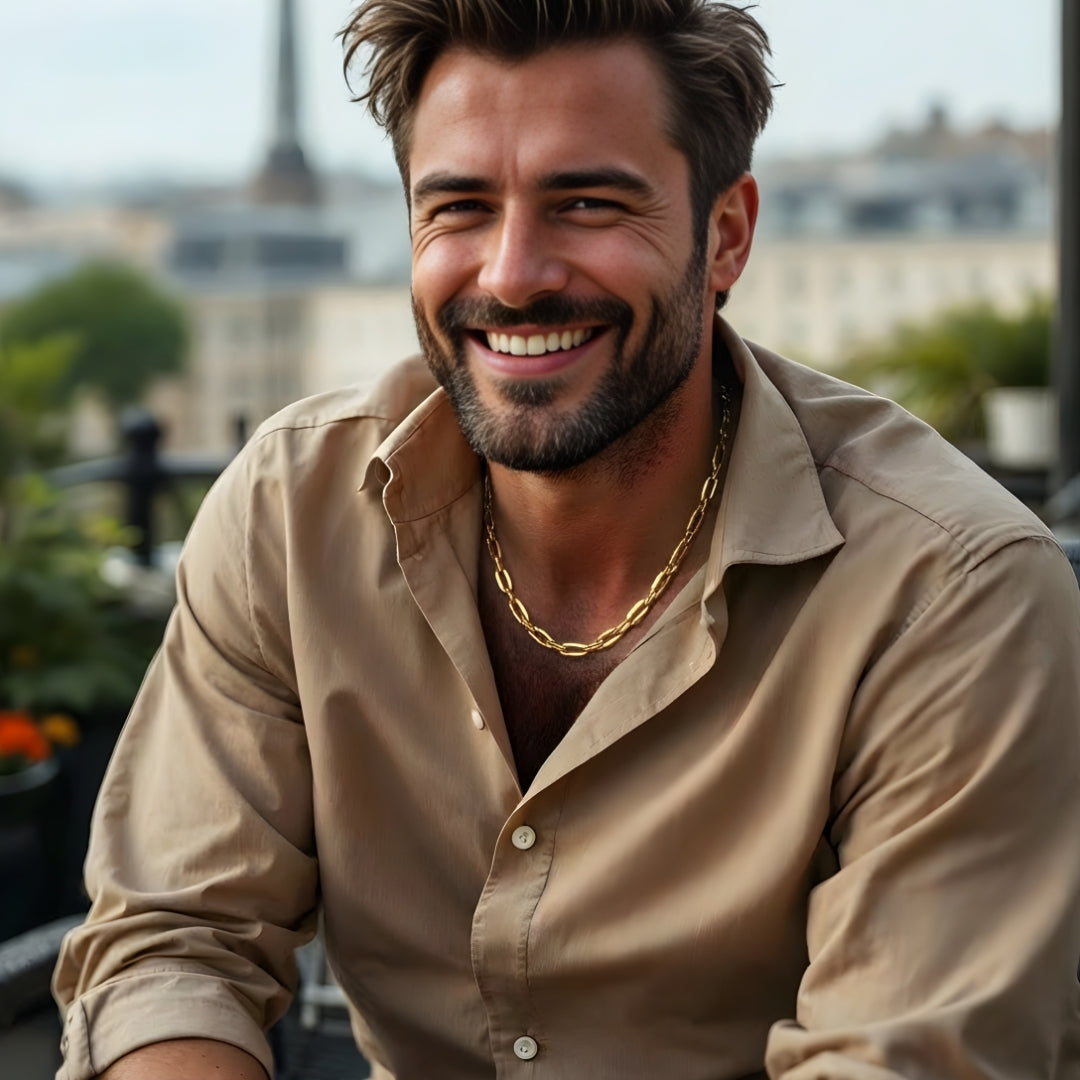 CHAINE A MAILLE FORÇAT ALLONGEE ET FACETTEE dore chemise beige Paris
