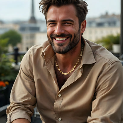 CHAINE A MAILLE FORÇAT ALLONGEE ET FACETTEE dore chemise beige Paris