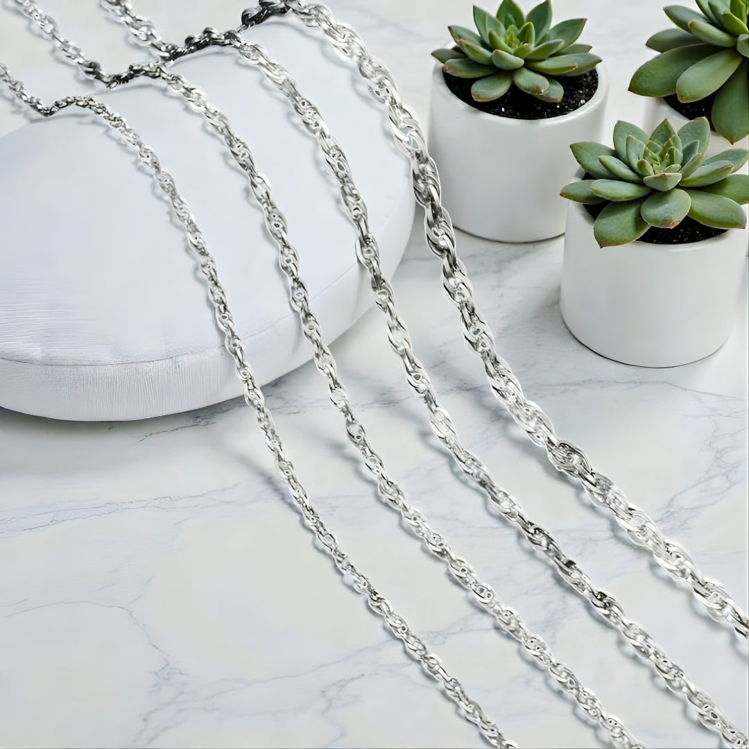 CHAINE HOMME À MAILLE CORDE argent presentation coussin blanc quatre formats