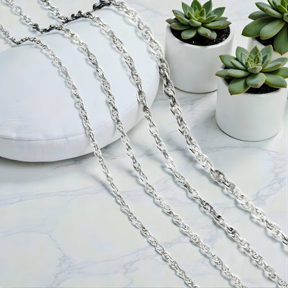 CHAINE HOMME À MAILLE CORDE argent presentation coussin blanc quatre formats