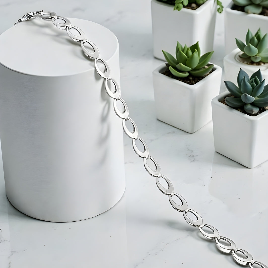 CHAINE HOMME MAILLE OVALES argent presentation plantes table blanche variante