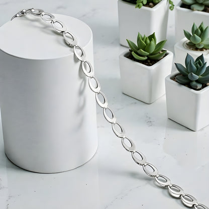 CHAINE HOMME MAILLE OVALES argent presentation plantes table blanche variante