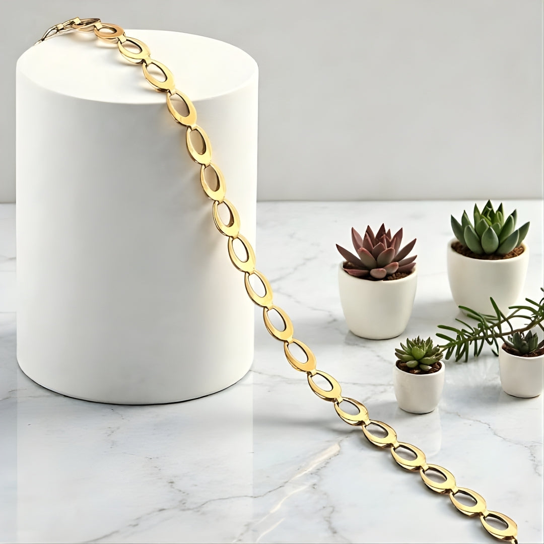 CHAINE HOMME MAILLE OVALES dore presentation plantes table blanche variante