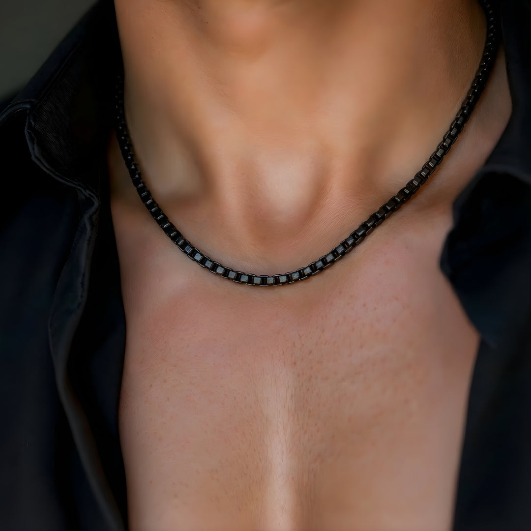 CHAINE HOMME, MAILLONS CARRÉS TYPE MAILLES VÉNITIENNES noires cou chemise noire