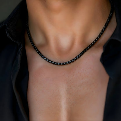 CHAINE HOMME, MAILLONS CARRÉS TYPE MAILLES VÉNITIENNES noires cou chemise noire