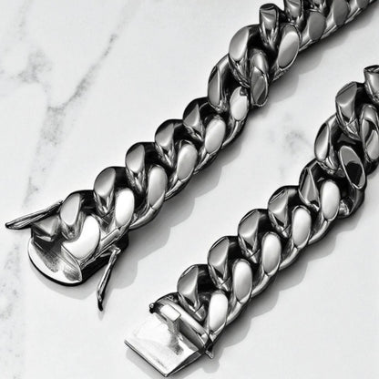 CHAINE HOMME MAILLONS CUBAINS ARGENT TABLE MARBRE PRESENTATION DETAILS FERMOIR