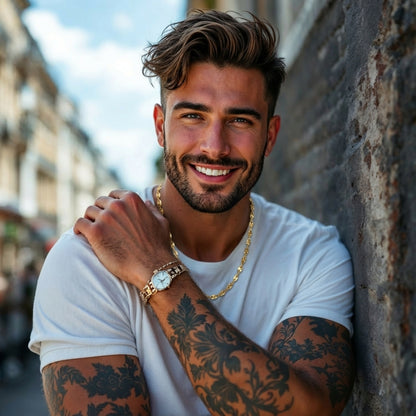CHAINE HOMME MAILLONS OVALE FORMES D'ŒIL Dore jeune homme musclé 