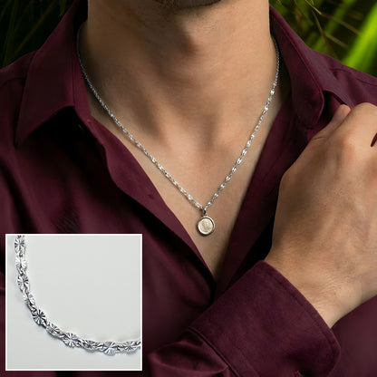 CHAINE HOMME MAILLONS OVALE FORMES D'ŒIL argent cou chemise rouge vin