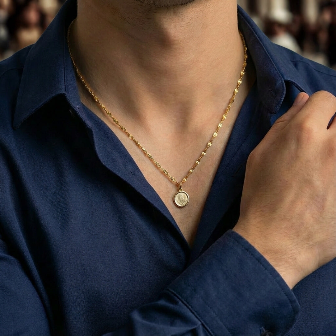 CHAINE HOMME MAILLONS OVALE FORMES D'ŒIL doré cou chemise bleur foncee