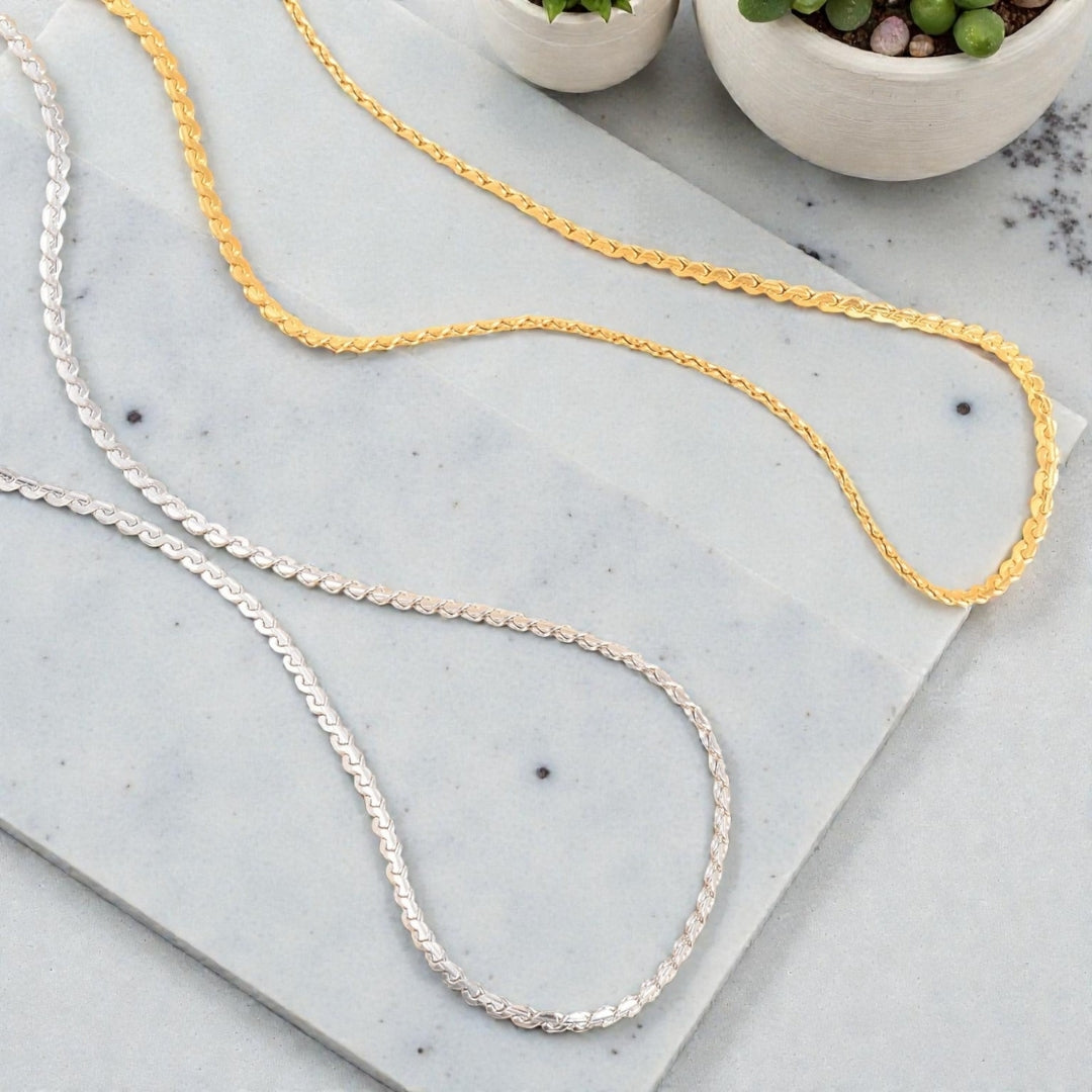 CHAINE HOMME SINGAPOUR DORÉ ARGENT FORME PRESENTATION MARBRE 