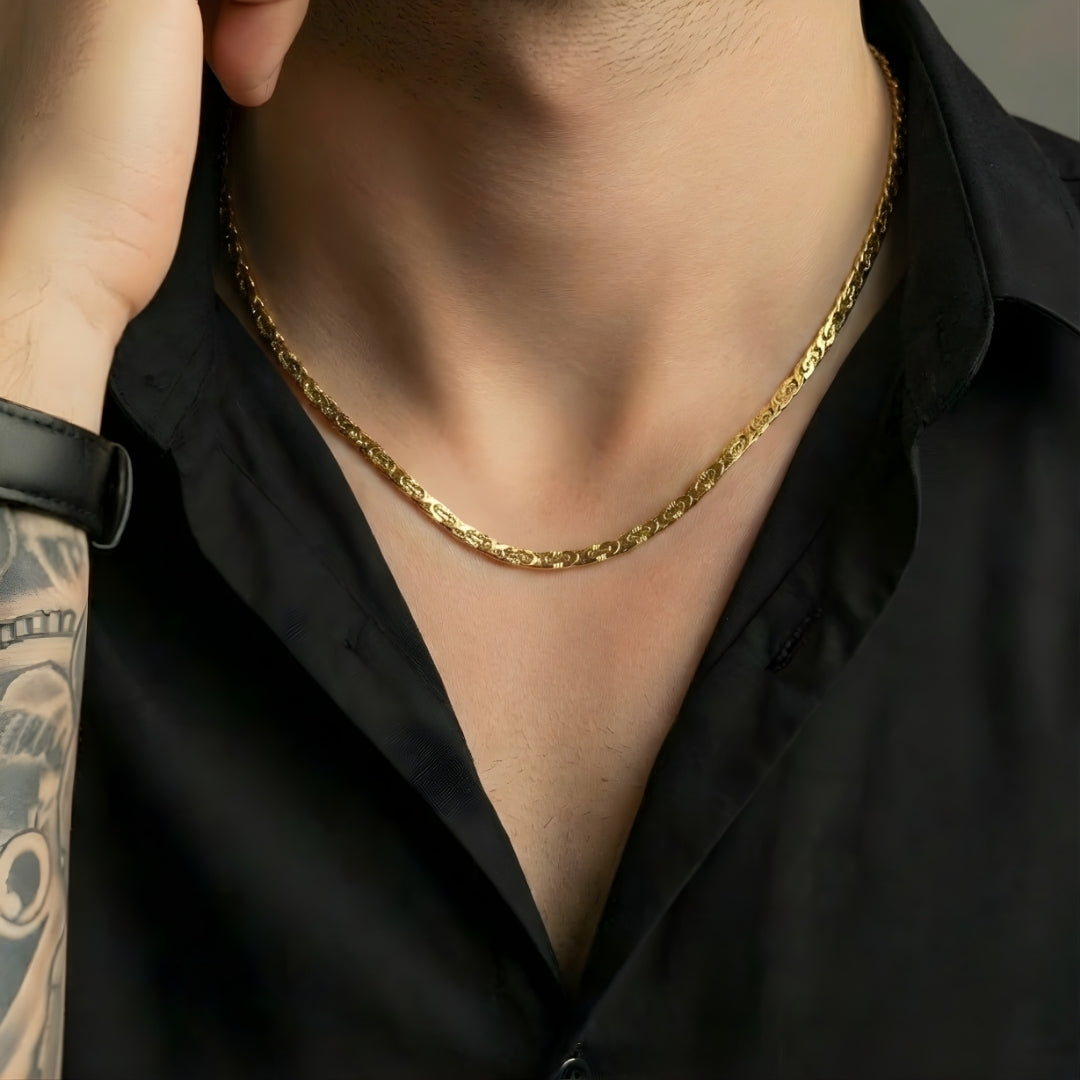 CHAINE HOMME SINGAPOUR DORÉ COU CHEMISE NOIR TATOUAGE BRAS