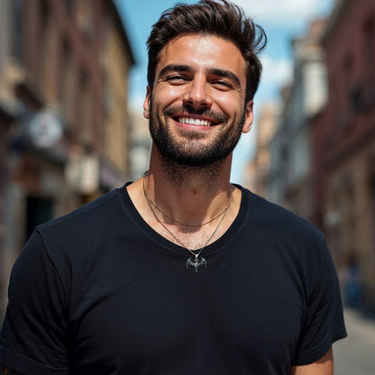 COLLIER-HOMME-PENDENTIF-dragon-ailes ouvertes-HOMME-BARBE-SOURIRE-CIEL-BLEU-RUE-Paris