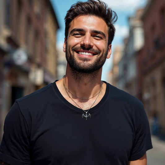 COLLIER-HOMME-PENDENTIF-dragon-ailes ouvertes-HOMME-BARBE-SOURIRE-CIEL-BLEU-RUE-Paris