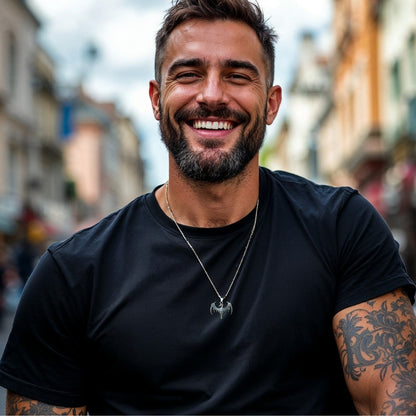 COLLIER-HOMME -PENDENTIF-dragon-ailes-ouvertes-HOMME-BARBE-SOURIRE- Paris-tatouages-