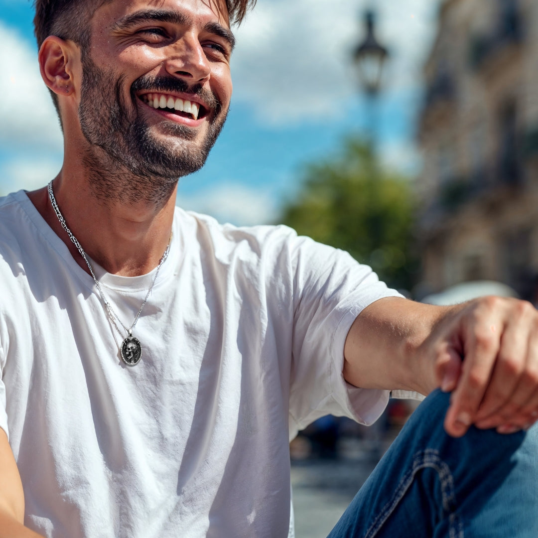 COLLIER-homme-pendentif-crâne-tête de mort-3D-t-shirt-blanc-jeans-confortable-ciel-bleus