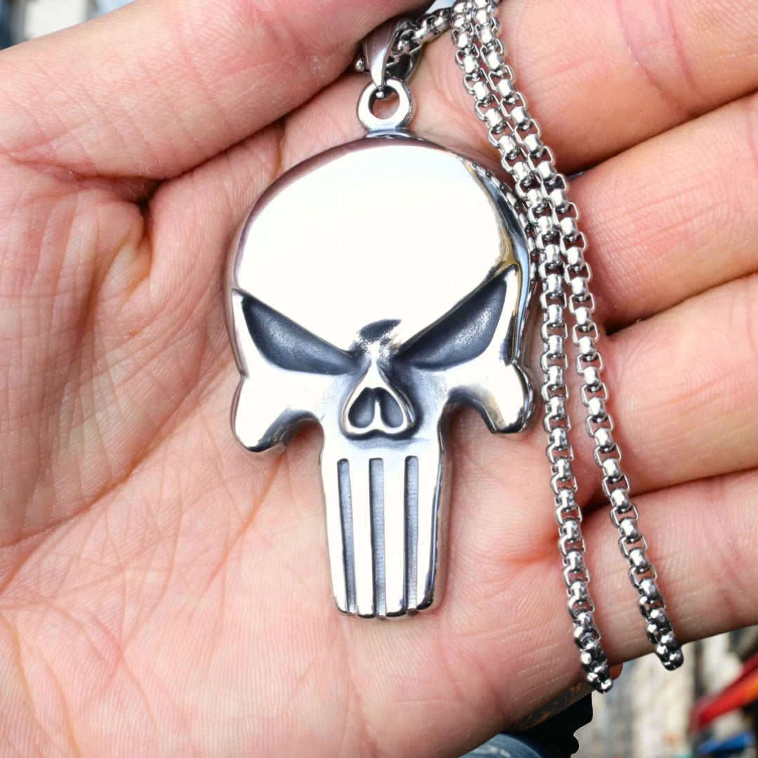 COLLIER-homme-pendentif-homme-tete-de-mort-crane-skull-main-présentation