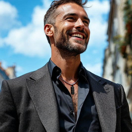 COLLIER HOMME-PENDENTIF – GÉOMÉTRIQUE-noir-homme-élégant-belle-journée-ciel-bleu