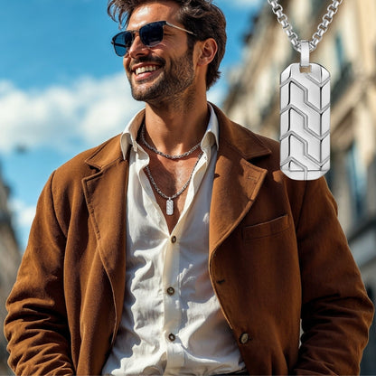 COLLIER HOMME-PENDENTIF – GÉOMÉTRIQUE-argent-homme-élégant-belle-journée-ciel-bleu-Paris
