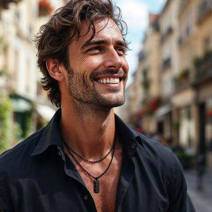 COLLIER HOMME-PENDENTIF – GÉOMÉTRIQUE-noir-homme-élégant-chemise-noire-sourire