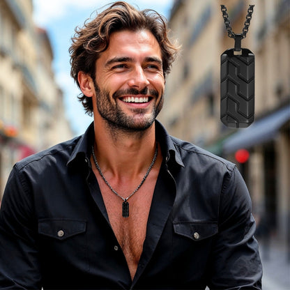 COLLIER HOMME-PENDENTIF – GÉOMÉTRIQUE-noir-homme-élégant-chemise-noire