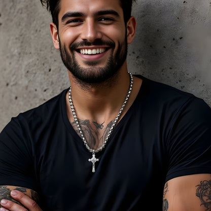 COLLIER HOMME CROIX DE SAINT BENOÎT CRUCIFIX arggent t shirt noir mur
