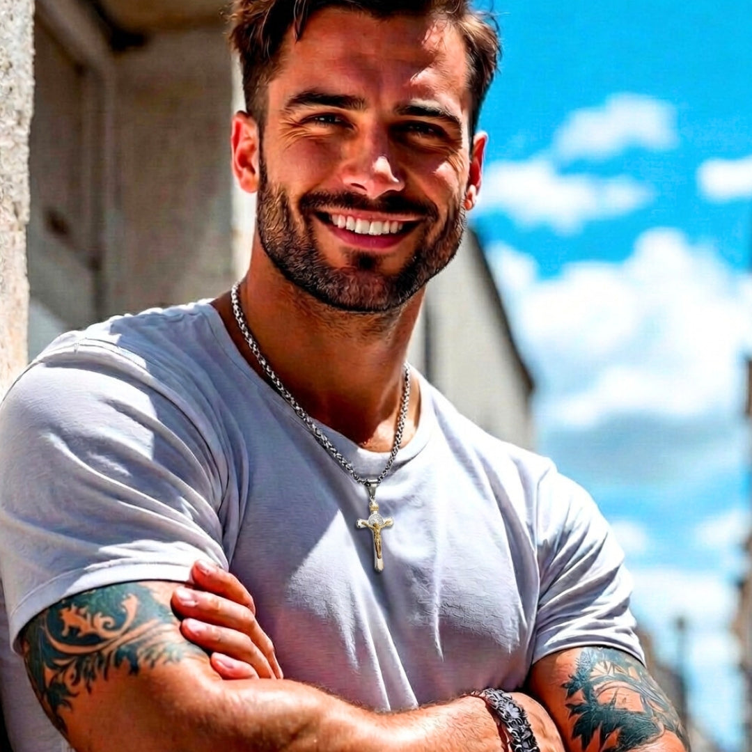 COLLIER HOMME CROIX DE SAINT BENOÎT CRUCIFIX bicolore t shirt blanc exterieur