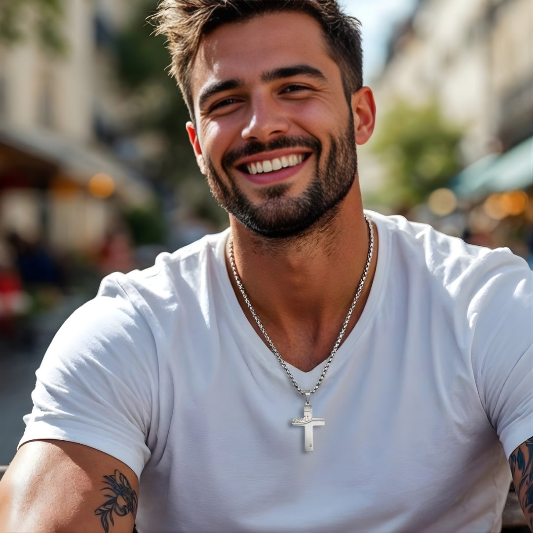 COLLIER HOMME, PENDENTIF CROIX HORIZON EN ACIER TEXTURÉ arrgent t shirt blanc