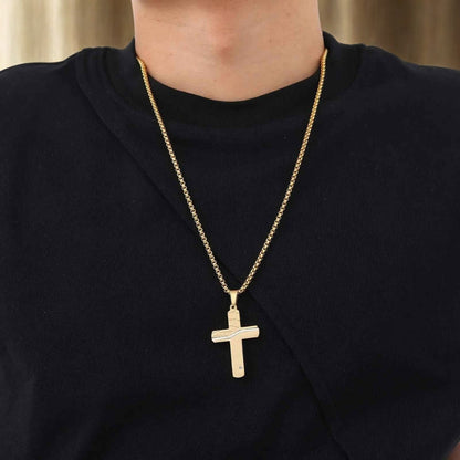COLLIER HOMME, PENDENTIF CROIX HORIZON EN ACIER TEXTURÉ dore au cou 