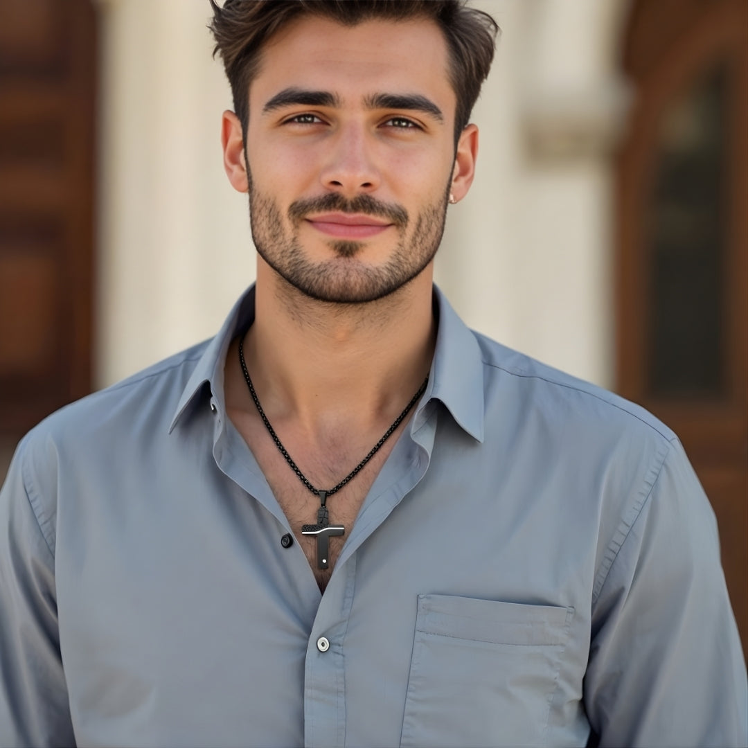 COLLIER HOMME, PENDENTIF CROIX HORIZON EN ACIER TEXTURÉ noire chenise bleue